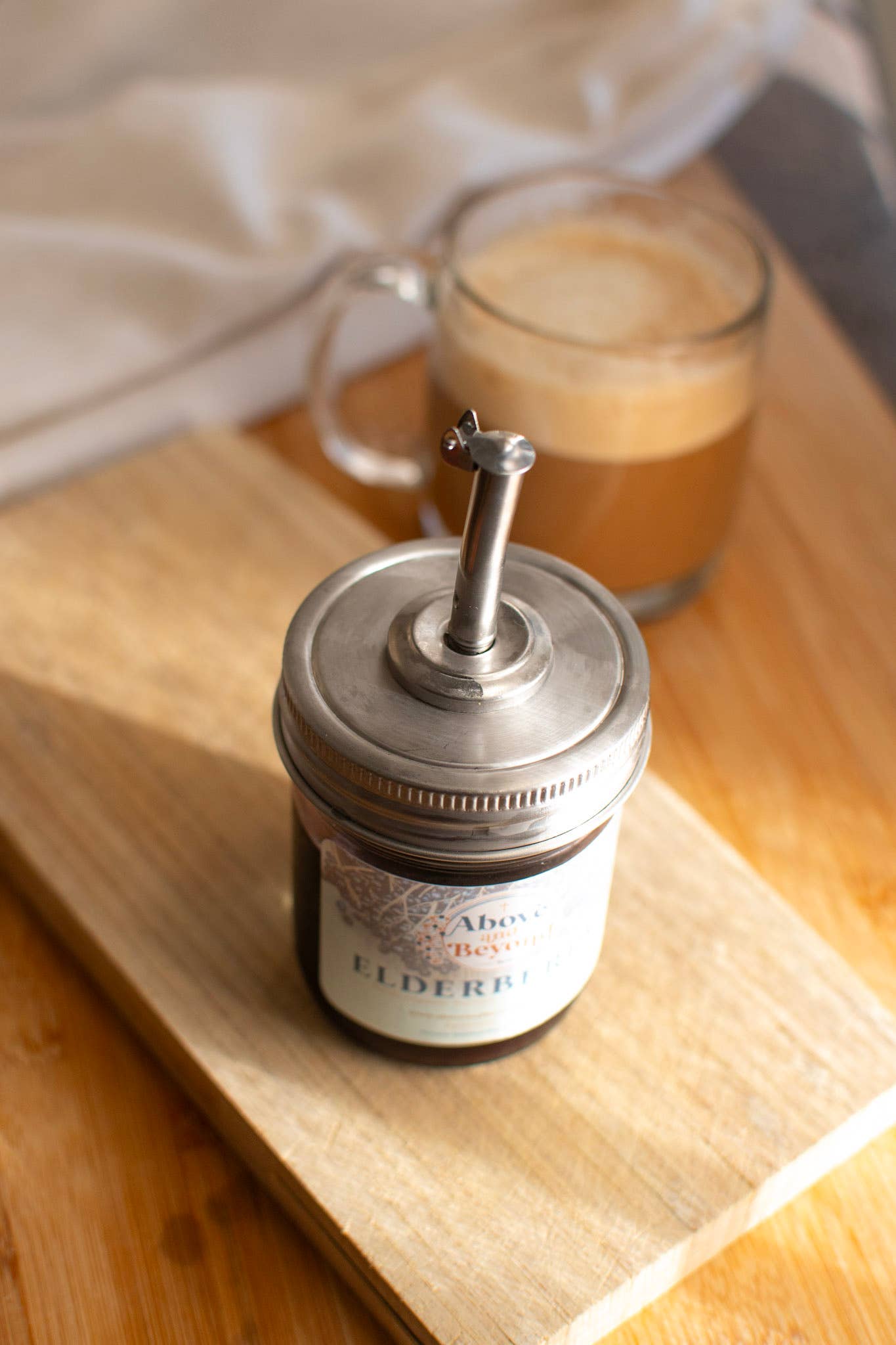 Self closing pour spout for Mason Jar