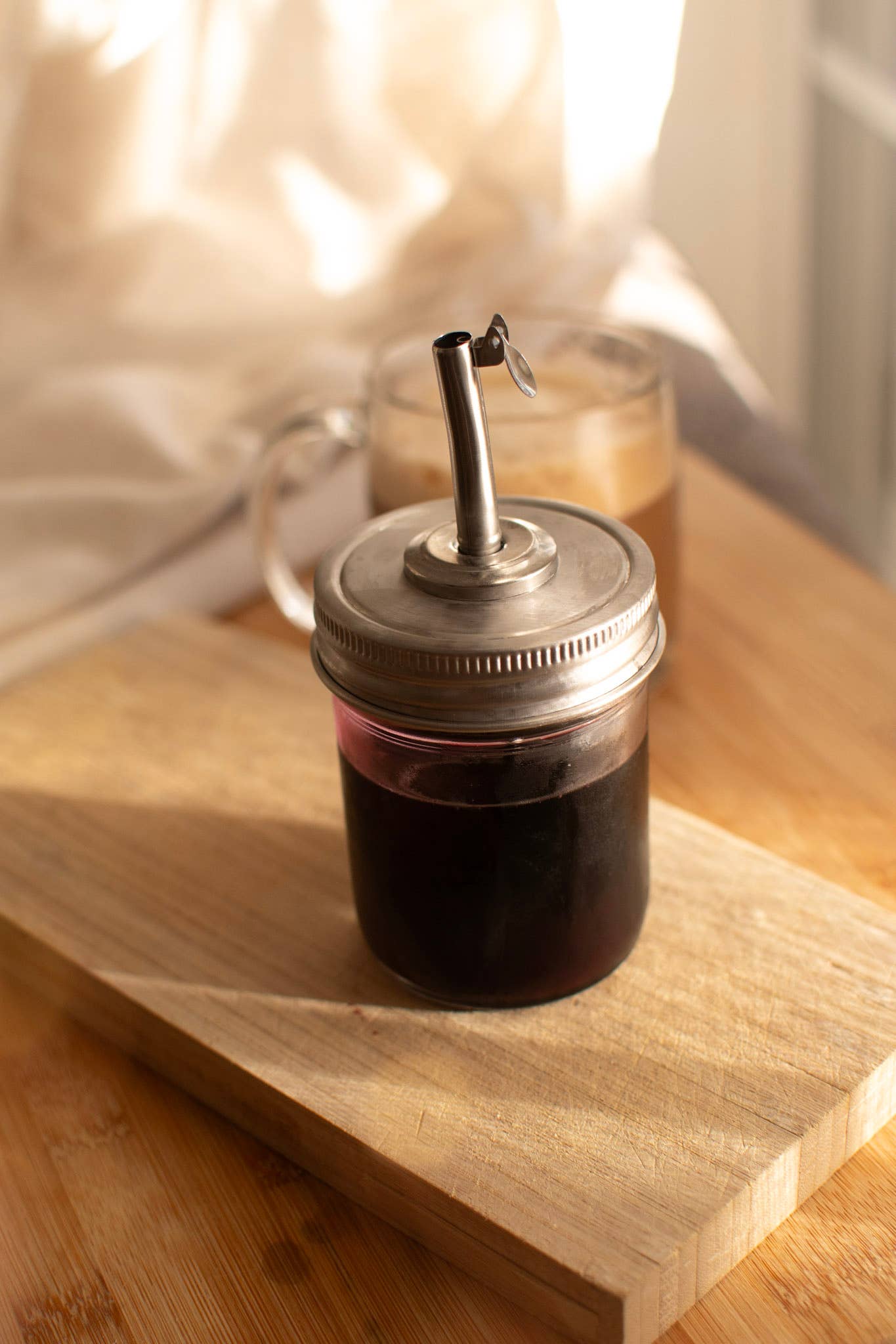 Self closing pour spout for Mason Jar