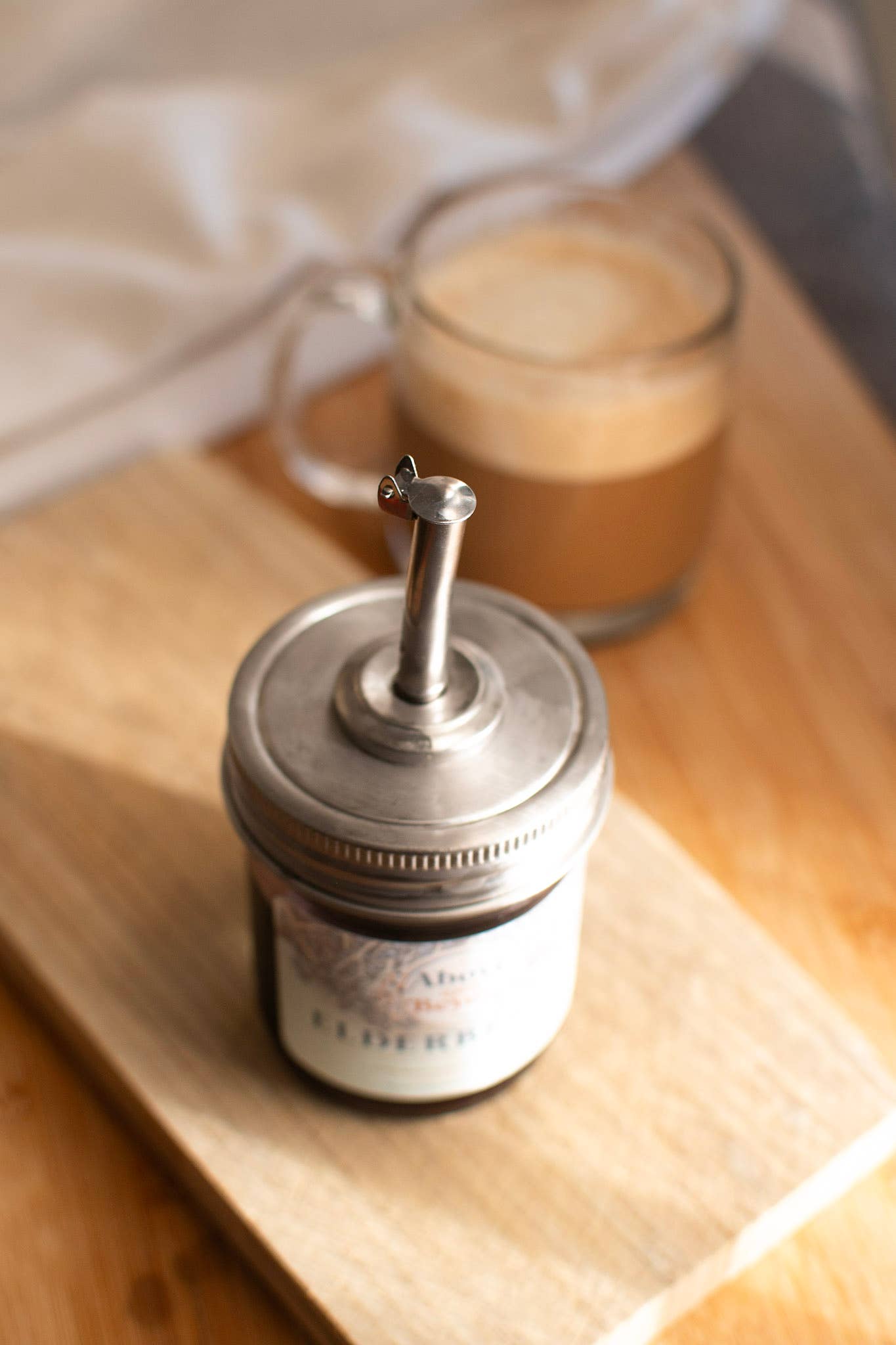 Self closing pour spout for Mason Jar