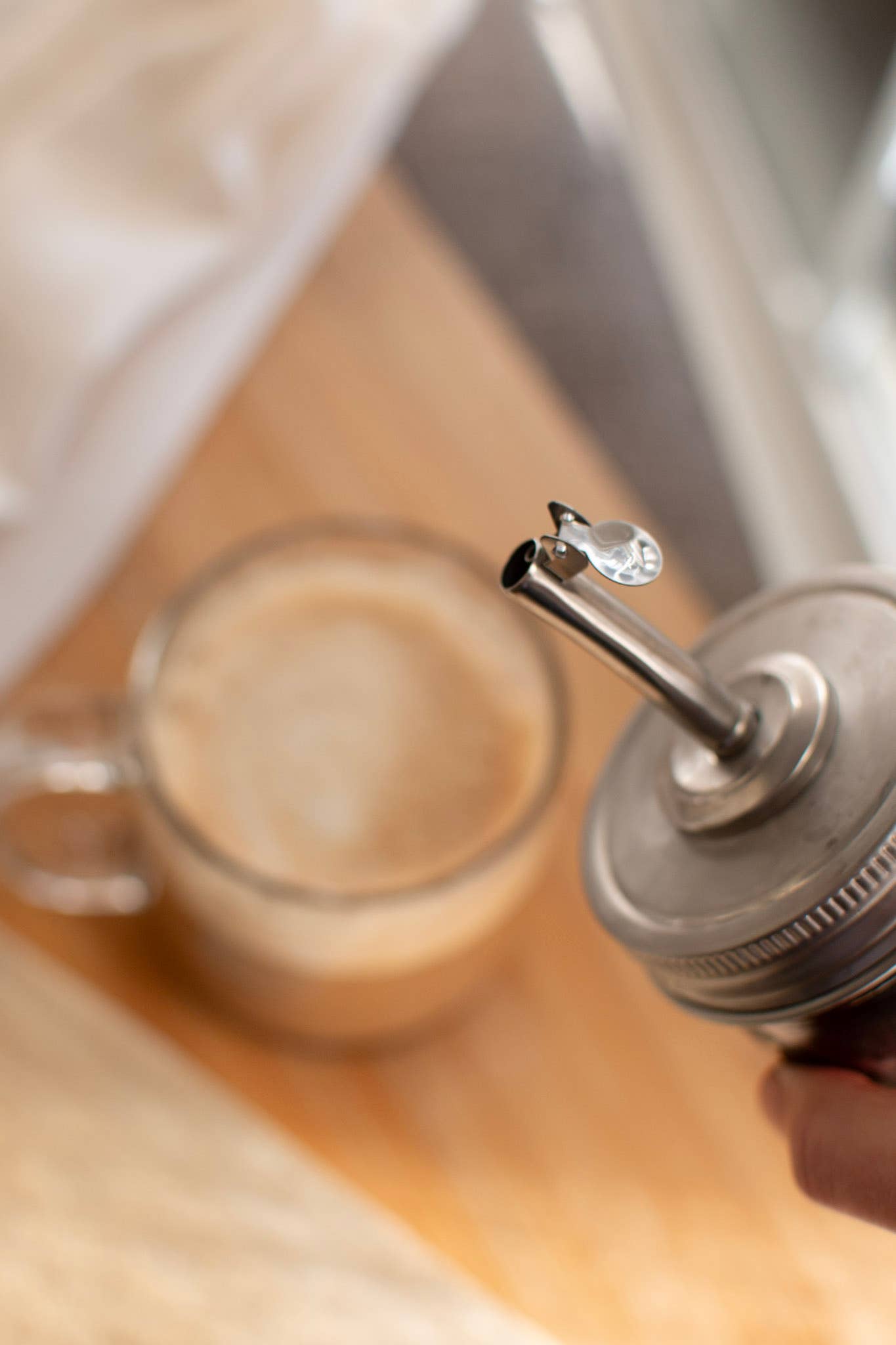 Self closing pour spout for Mason Jar