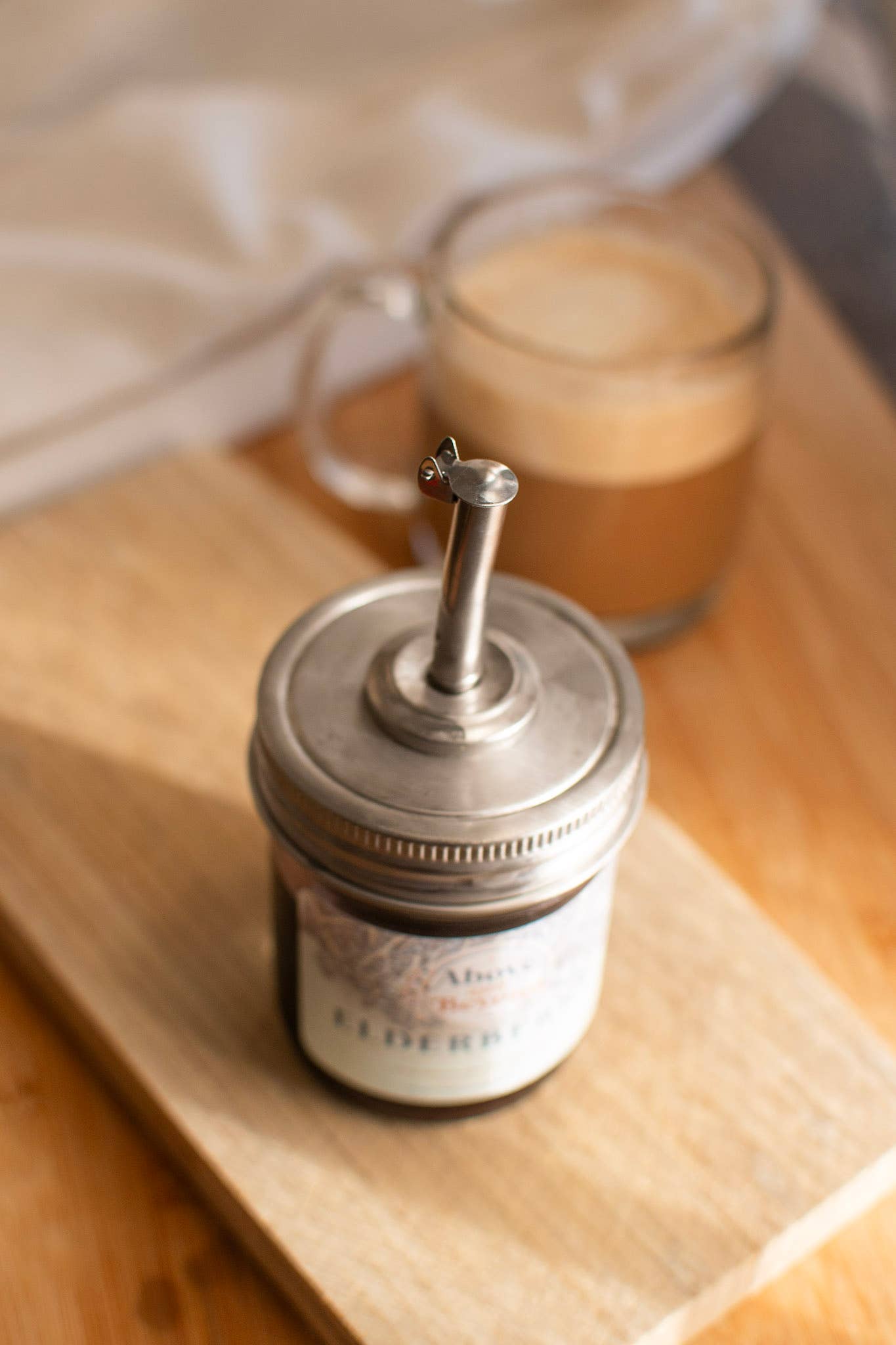 Self closing pour spout for Mason Jar