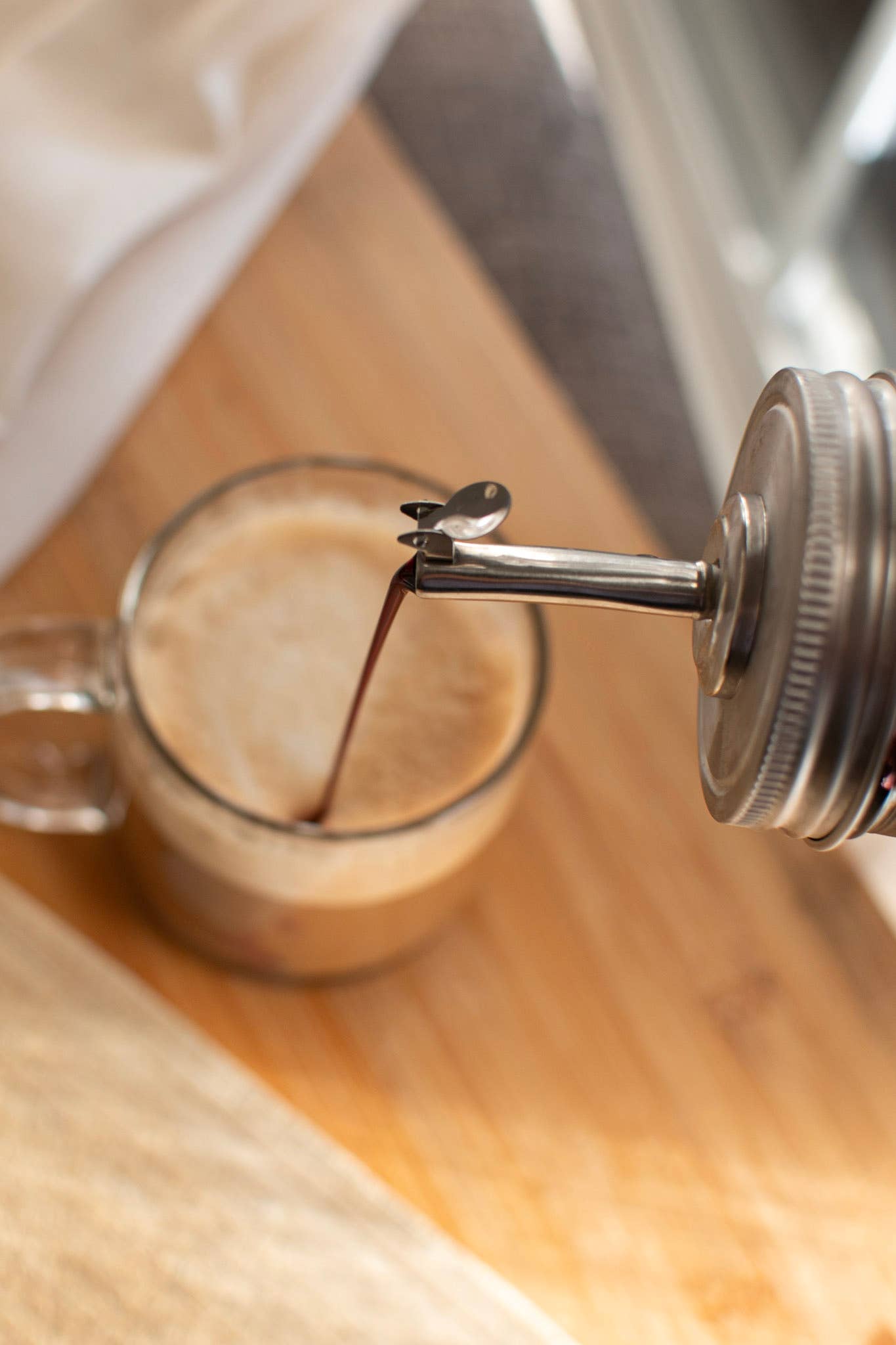 Self closing pour spout for Mason Jar
