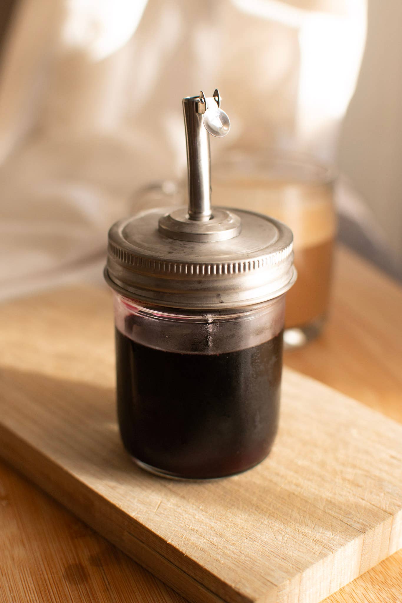 Self closing pour spout for Mason Jar