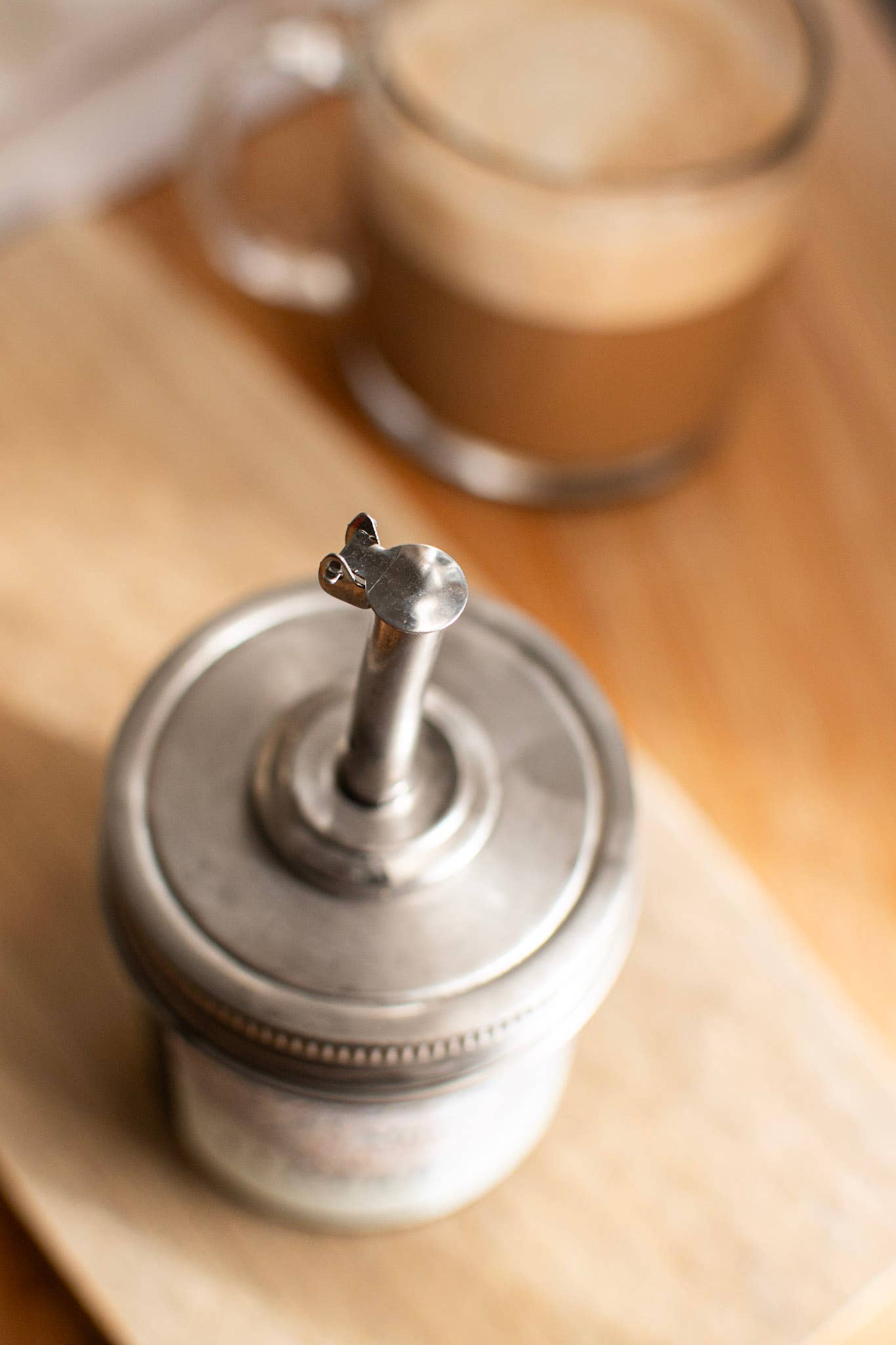 Self closing pour spout for Mason Jar